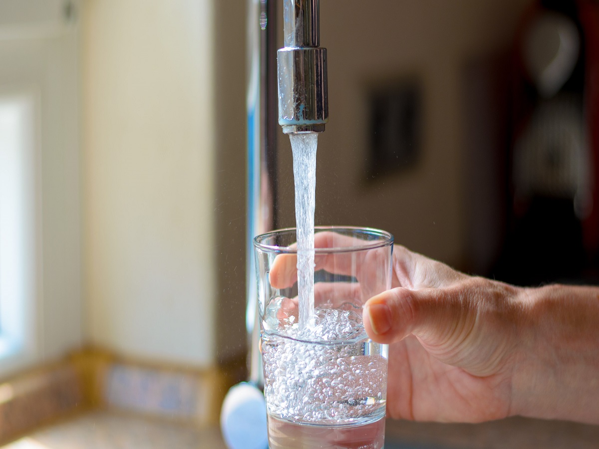 Disadvantages of drinking water between meals | Health tips: खाने के बीच पानी पीने के नुकसान | Patrika News