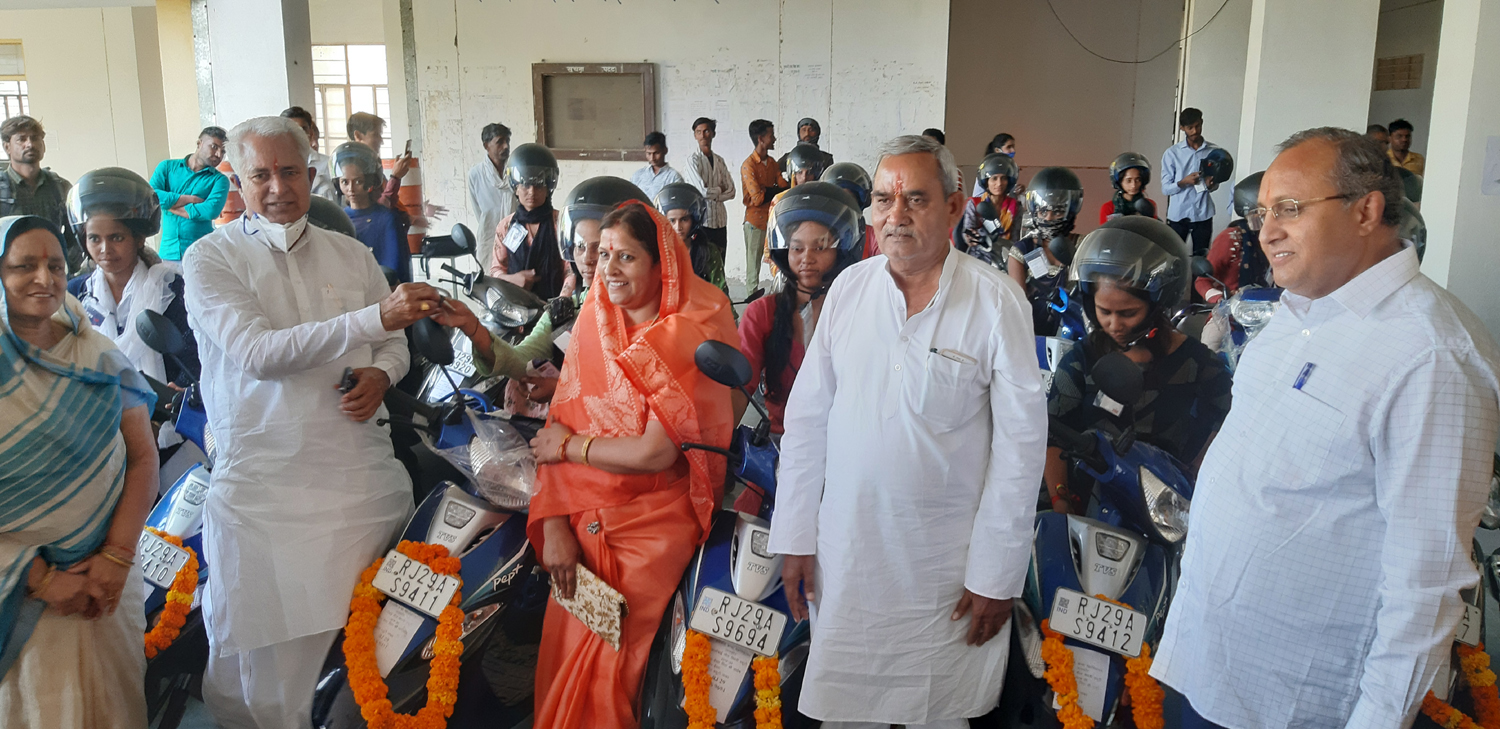 अब छात्राओंं को इलेक्ट्रिक स्कूटी देने पर होगा विचार- परसादी
