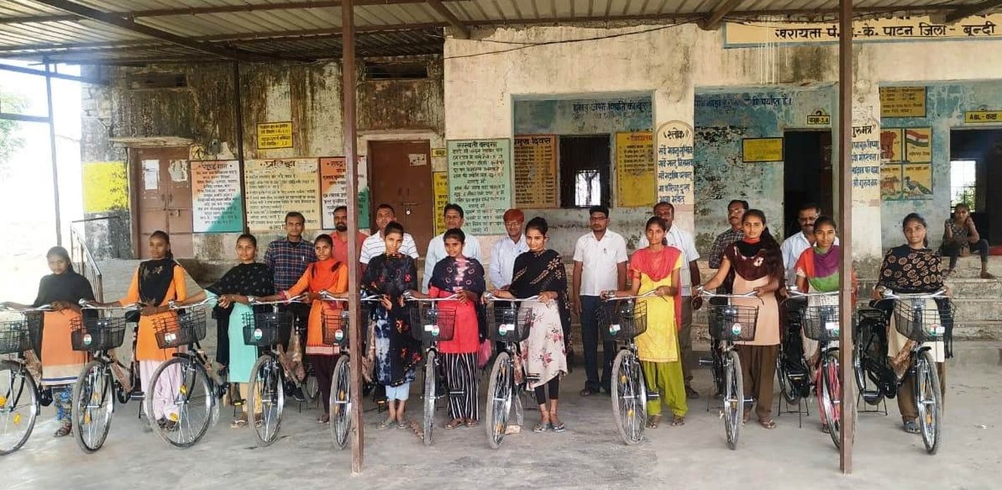छात्राओं को बांटी साइकिलें