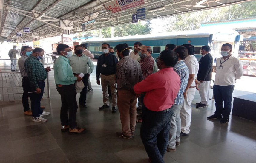 Railway station: रेलवे स्टैंड संचालक ने एसआईजी को सुनाई परेशानी