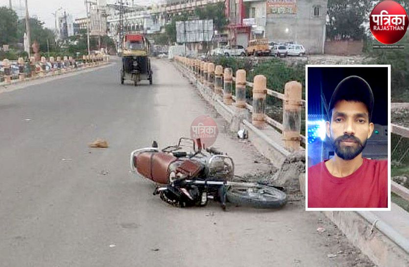 बजरी से भरे ट्रैक्टर ने बाइक सवार को कुचला, मौत