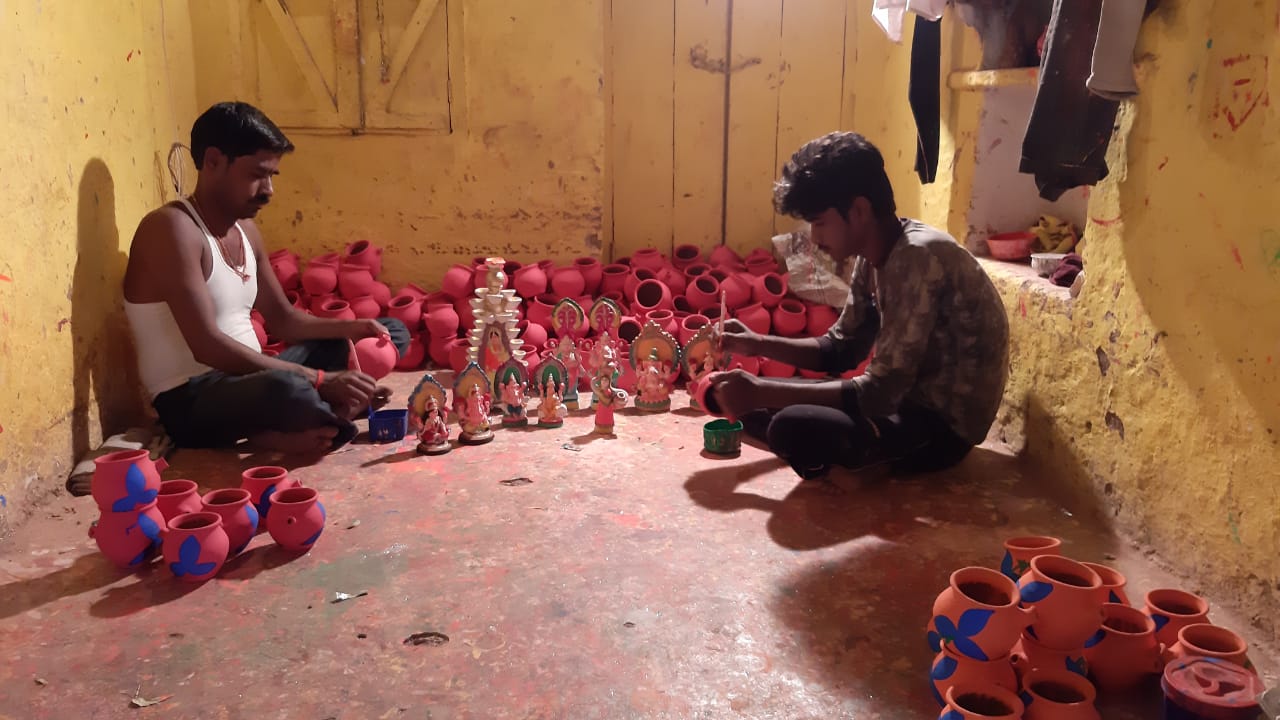 पूरे परिवार की मेहनत से तैयार होते हैं दीए