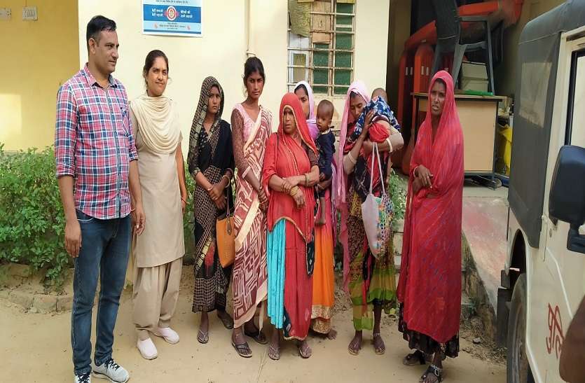 अपने कपड़ों में छुपाया पैकेट, पसंद नहीं कहकर चंपत हो गईं अपने कपड़ों में छुपाया पैकेट, पसंद नहीं कहकर चंपत हो गईं