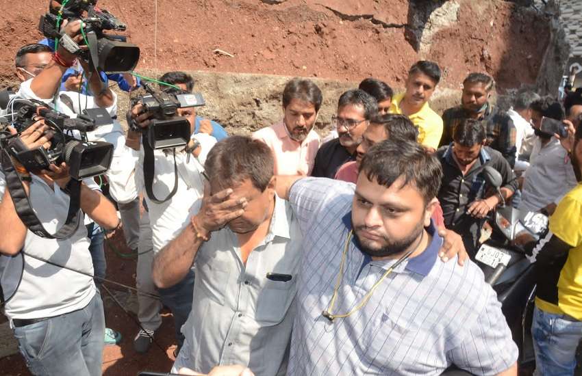 Gujarat News : राजकोट में बिल्डिंग की बाल्कनी गिरी, मलबे में फंसे 7 को सुरक्षित निकाला