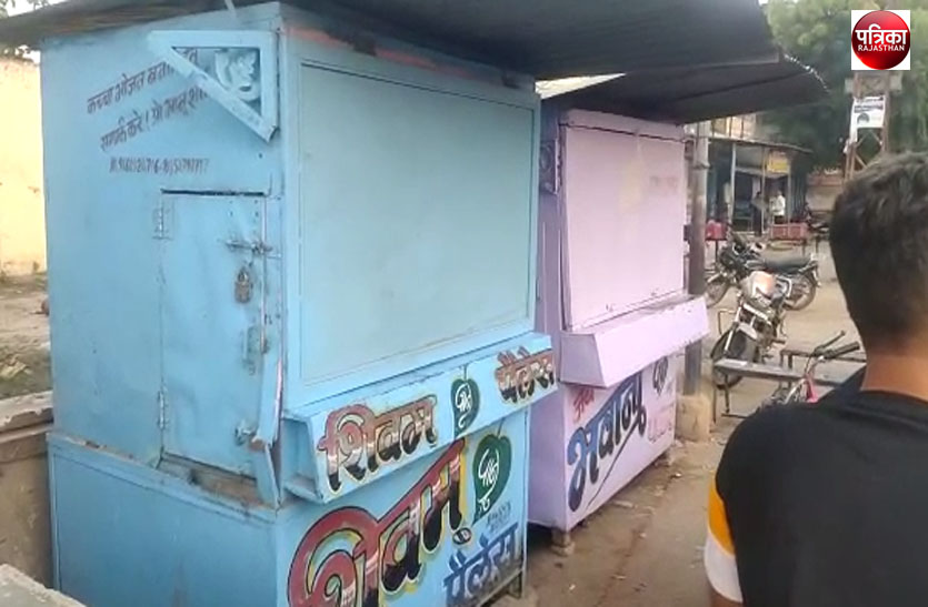 आधा दर्जन दुकानों के ताले तोड़ हजारों की नकदी व सामान ले गए चोर