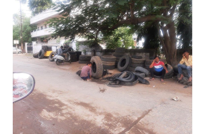 Tires are full from road to warehouse in dense settlement