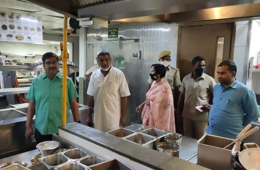 mayor_visit.jpg जिस होटल में महापौर की मुखालफत हुई, उस पर महापौर ने लगाया 10 हजार का जुर्माना