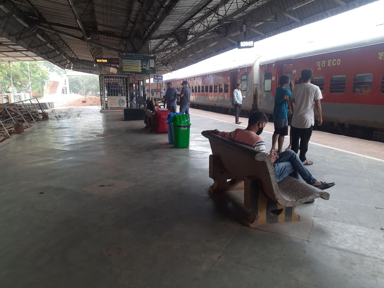 Bhilai पावर हाउस रेलवे प्लेटफार्म में तरस रहे मुसाफिर गरमा-गरम नाश्ता को