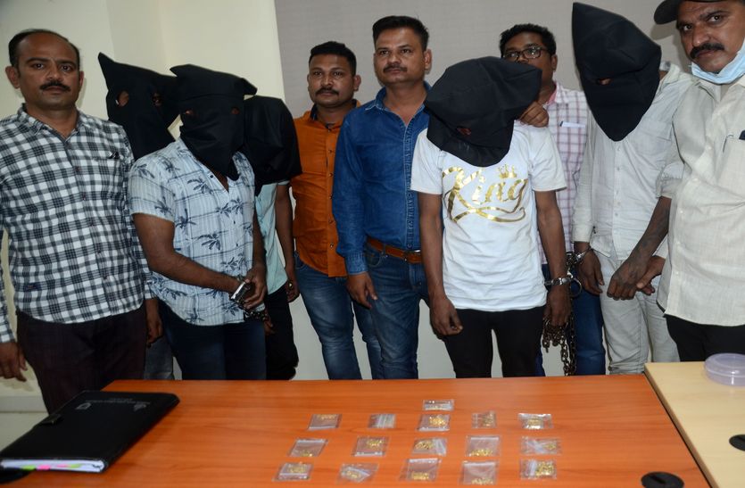 नशा, महंगे शोक व गर्ल फ्रेंड पर पैसा खर्च करने के लिए करते थे लूट, 16 चेन बरामद
