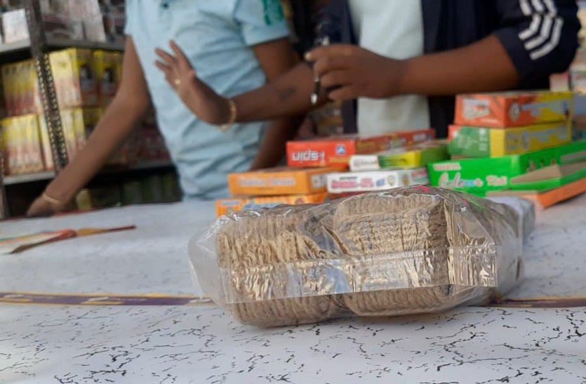 Banned dangerous firecrackers are being sold secretly in the market