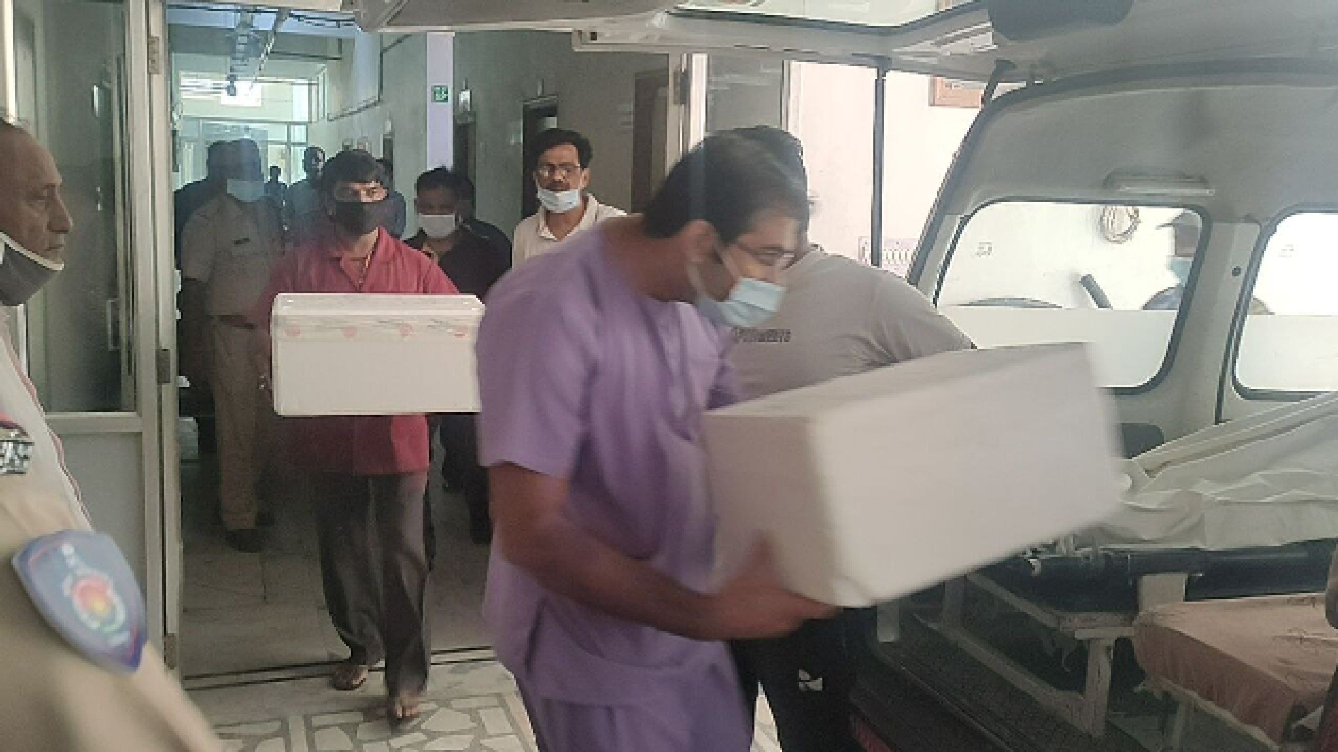निजी अस्पताल में बैंककर्मी प्रसूता-जुड़वा नवजात की मौत, परिजनों ने किया हंगामा