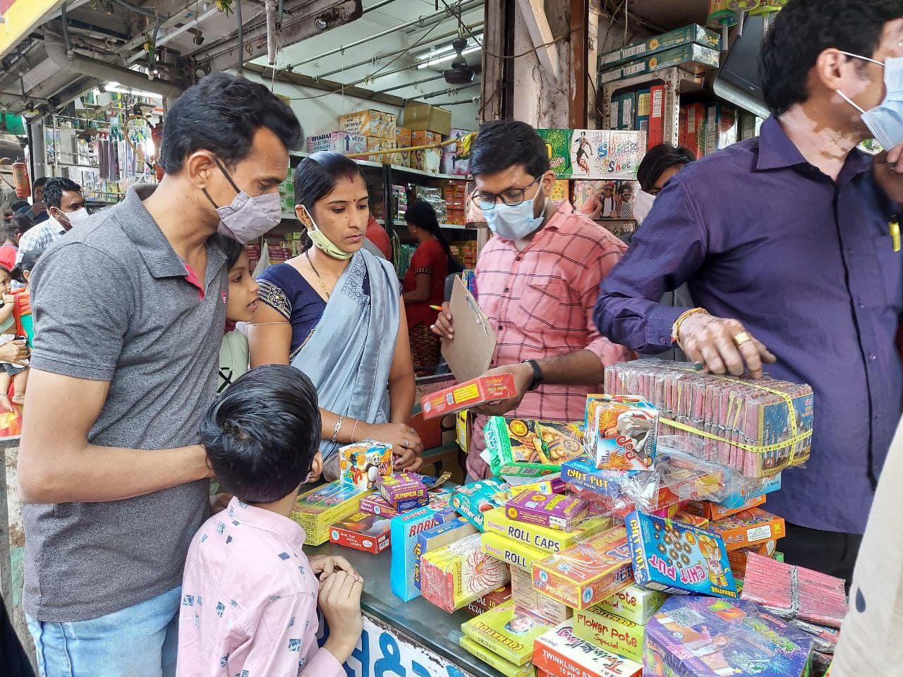 आत्मनिर्भर भारत अभियान से घरेलू पटाखा व्यापारियों को मिला बल