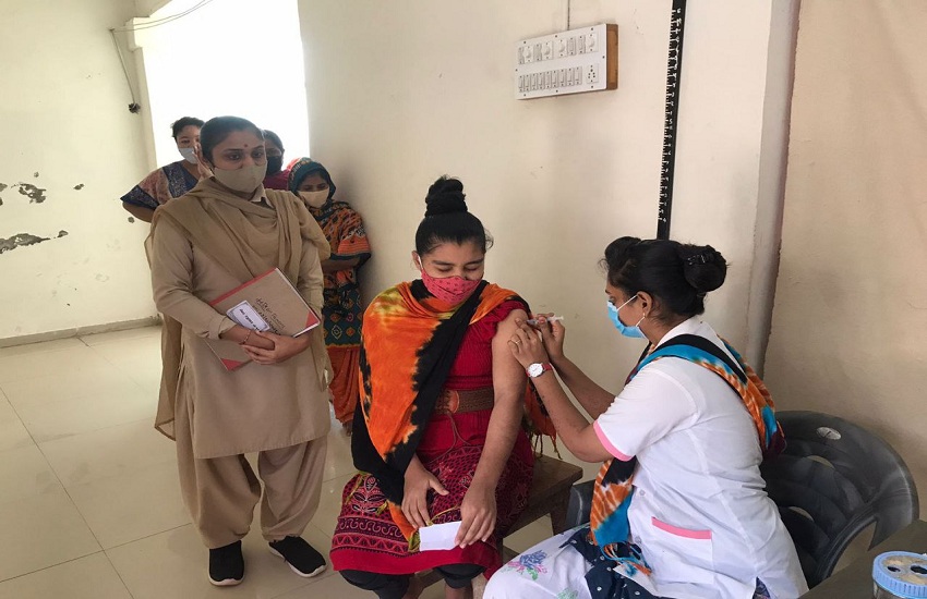 Gujarat News : जामनगर जिला जेल के 602 कैदियों को लग चुका कोरोना का पहला टीका
