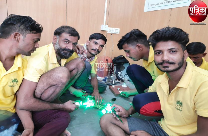 दिवाली पर कैदी करेंगे हमारे घर रोशन, बाजार में बिक रही उनकी बनाई मेजिकल डिस्को लाइट