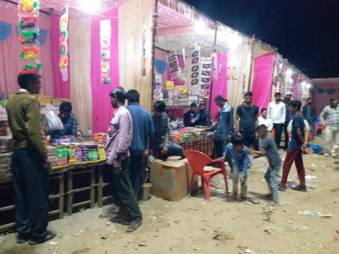 शाहपुरा के फाफिया में सजा पटाखा बाजार, पहले दिन 4 लाख से अधिक के पटाखे बिके