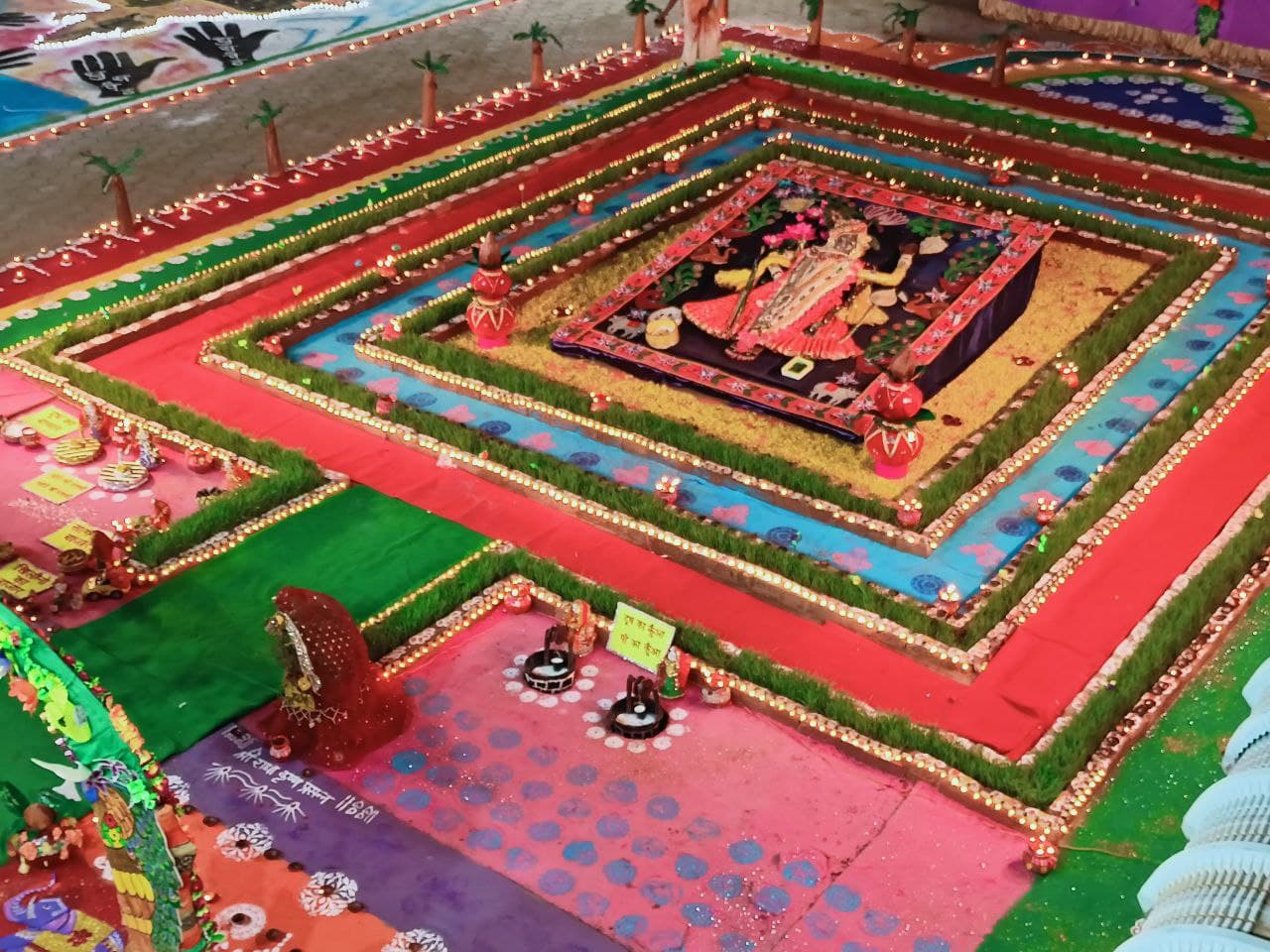 धनतेरस पर साकेत में 150 शिक्षिकाओं ने 800 किलो रंग से 4661 वर्ग फीट में बनाई रंगोली