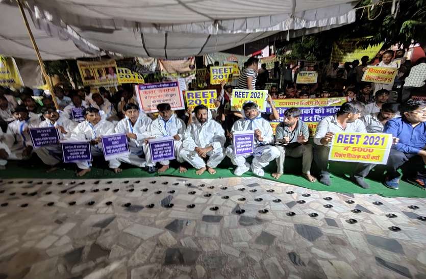 धरना स्थली में तब्दील हुआ शहीद स्मारक धरना स्थली में तब्दील हुआ शहीद स्मारक