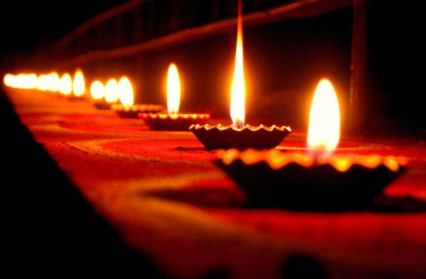 diwali 2021, know how to light diyas and light in right way Diwali 2021: दीपावली पर दीया और लाइट की सजावट में वास्तु का रखें खास ख्याल, कतई ना करें ये गलतियां