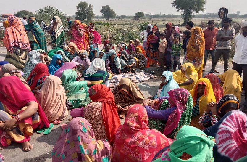 हत्या के मामले में ग्रामीणों ने शव रख किया प्रदर्शन, 8 घंटे बाद खुला जाम