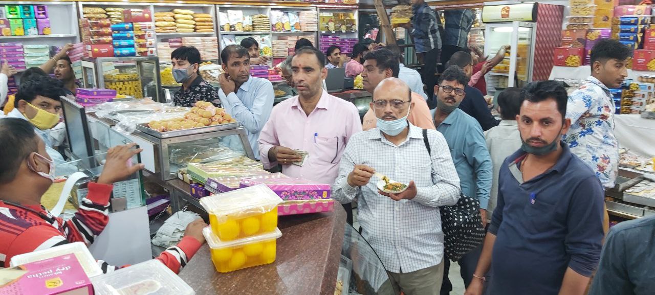 दुकानों पर उमड़े खरीदार, सुबह से रात तक होती रही मिठाई और नमकीन की बिक्री