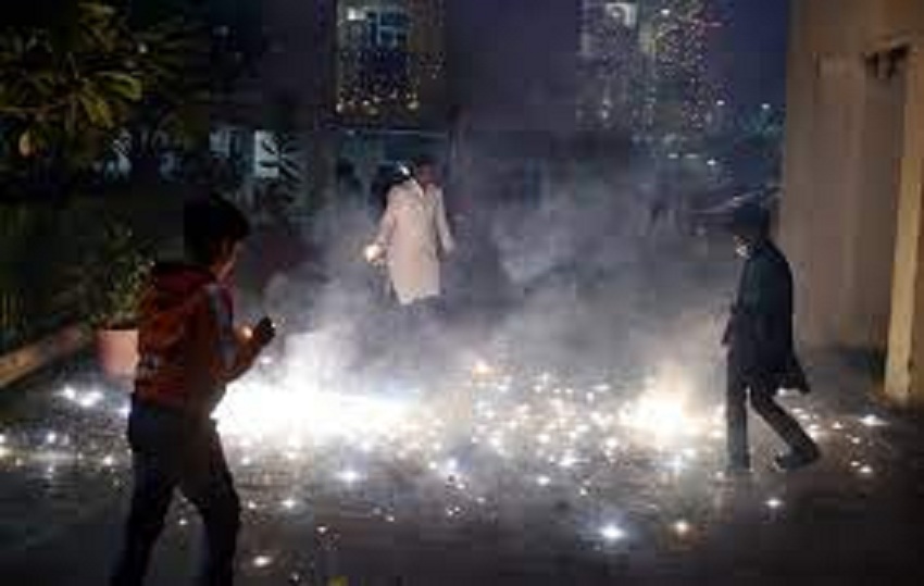 Delhi air becomes worse on Diwali due to crackers fire
