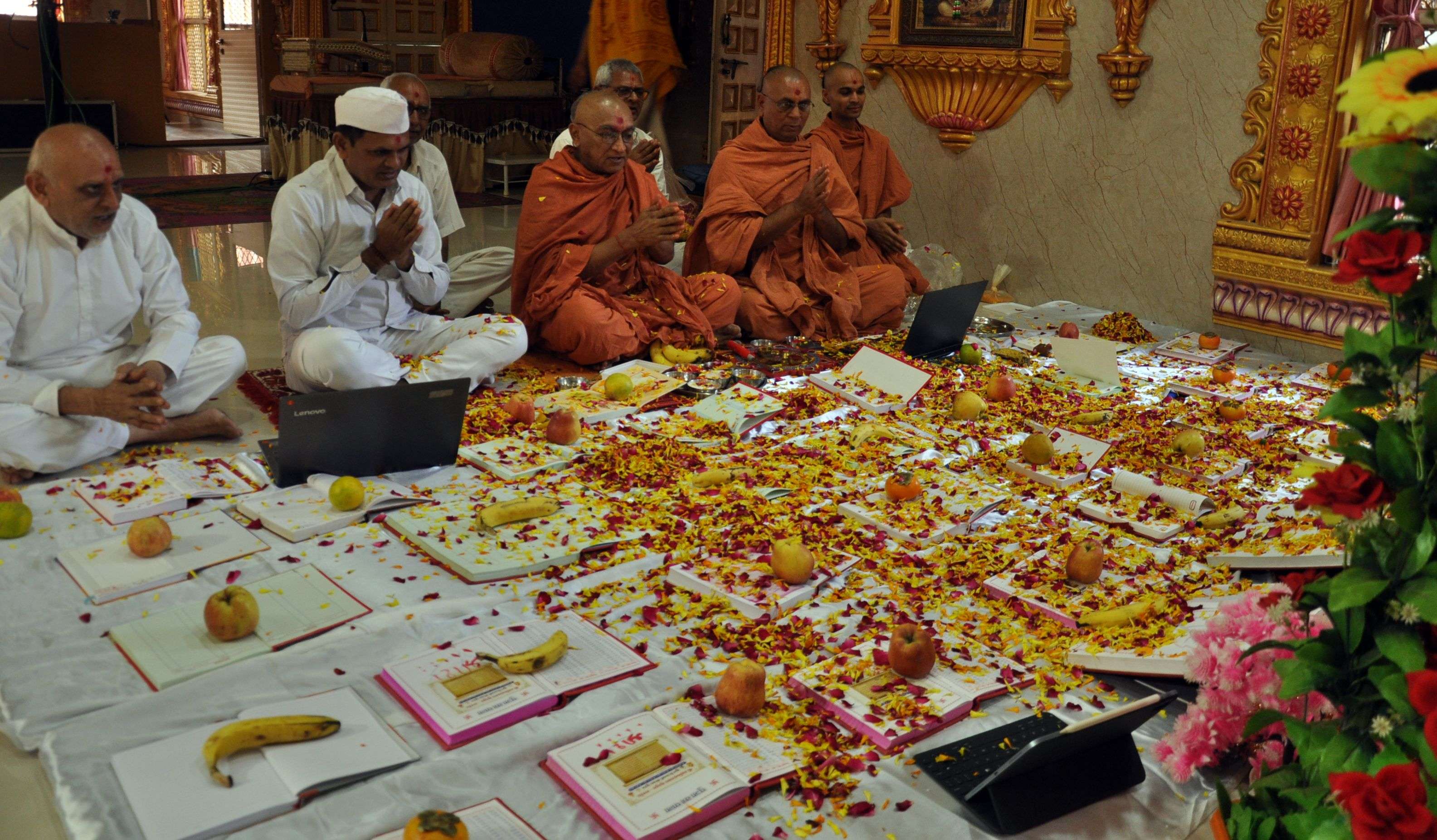 SURAT KAPDA MANDI: दीपावली पूजन और मुहूर्त के सौदे