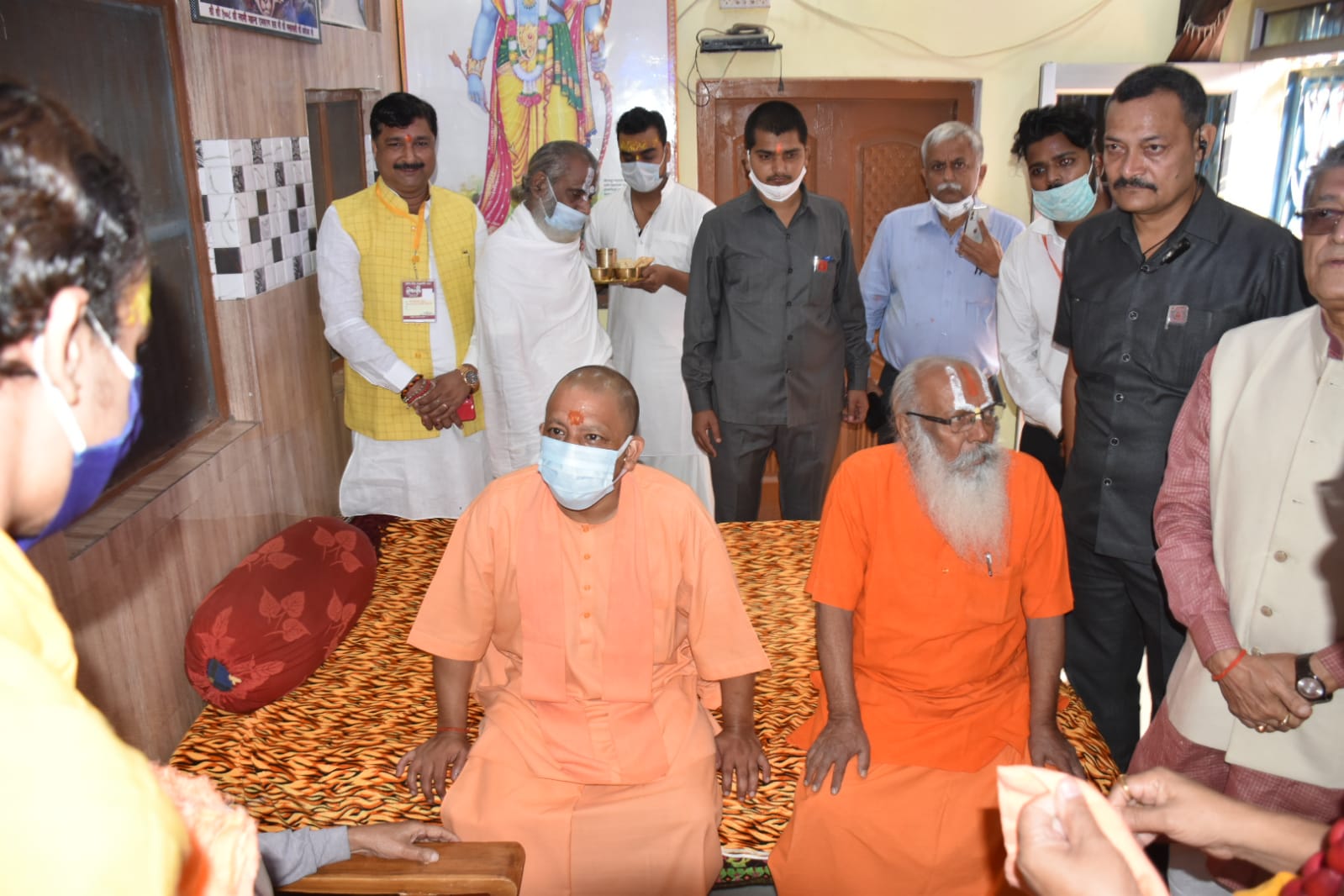 अयोध्या में सीएम योगी ने संतो से की मुलाकात