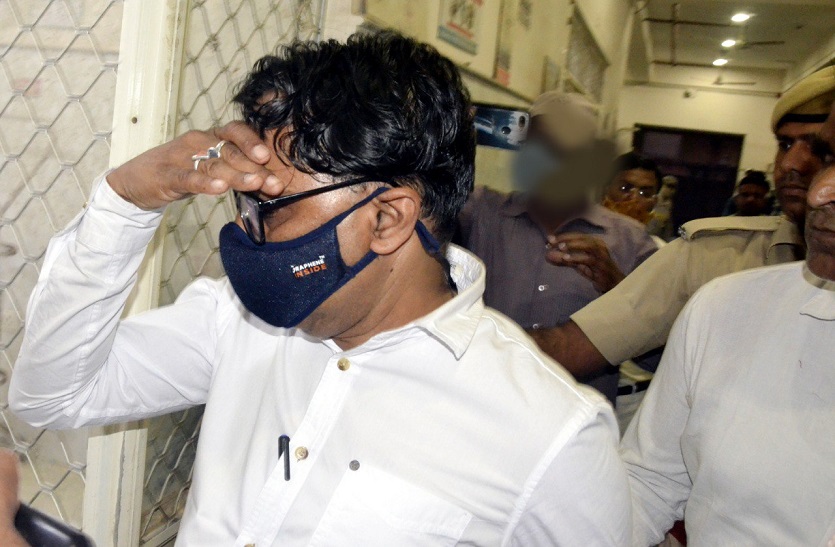 मुंह छिपाते हुए अस्पताल पहुंचे निलम्बित मजिस्ट्रेट, जयपुर से हुई गिरफ्तारी