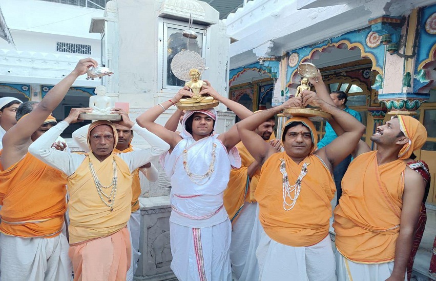 जैन समाज ने भगवान महावीर को चढ़ाया निर्वाण लड्डू, मनाया दीपोत्सव का त्यौहार