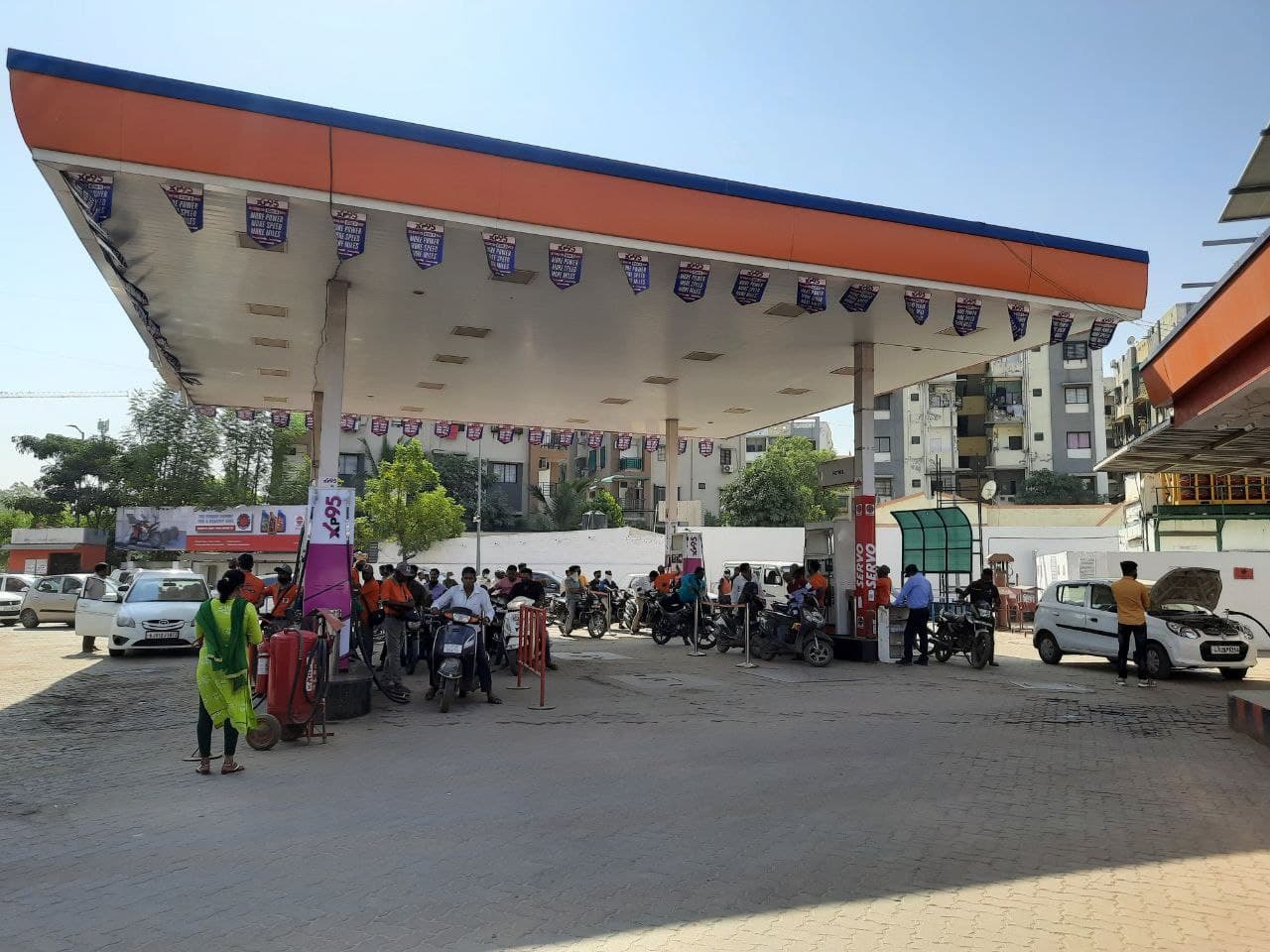 गुजरात में पेट्रोल 11.52, डीजल 17 रुपए हुआ सस्ता