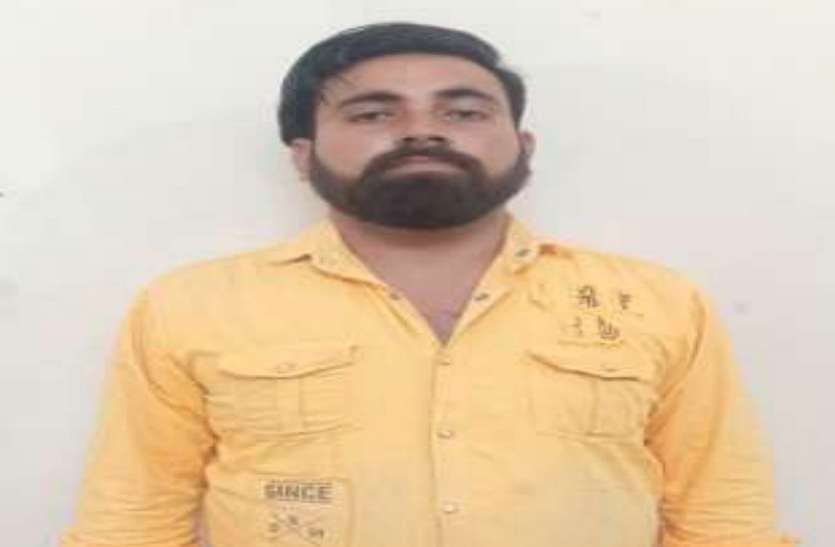 कार से अवैध देशी शराब बरामद, आरोपी गिरफ्तार कार से अवैध देशी शराब बरामद, आरोपी गिरफ्तार