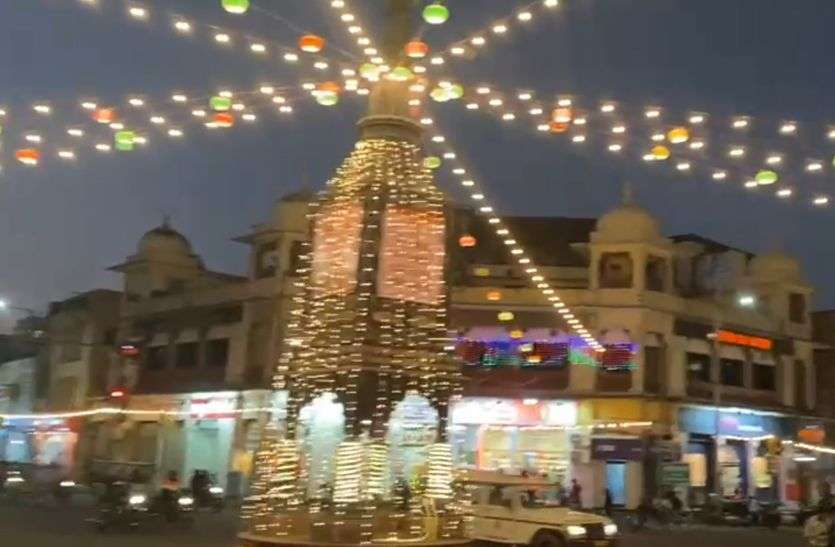 बाजार सजाने में रोजाना हुई डेढ़ लाख यूनिट बिजली की खपत