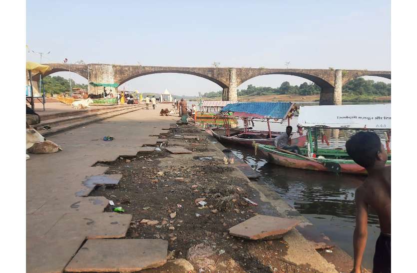 The beauty of Narmada beache deteriorated due to administrative negligence 