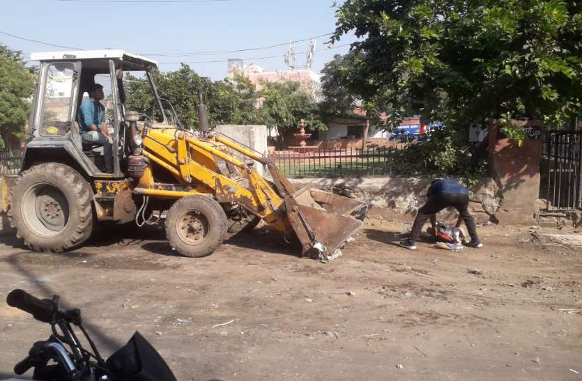 सफाईकर्मियों को बुलाया, निगम ने लगाए अपने संसाधन सफाईकर्मियों को बुलाया, निगम ने लगाए अपने संसाधन
