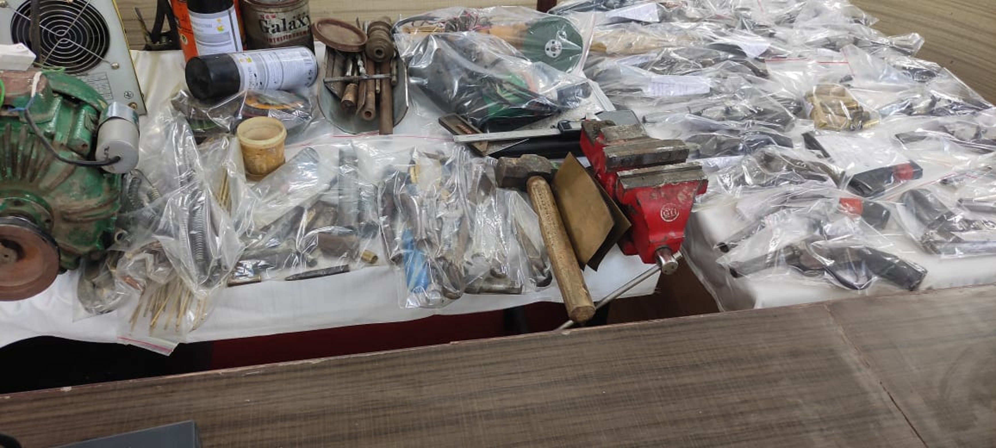 मुरैना में पकड़ी अवैध हथियार की फैक्ट्री, २२ हथियार जब्त