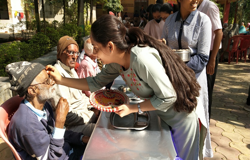 Celebration: बुजुर्गों के साथ मनाया मिलन समारोह, संगीत की दी प्रस्तुति