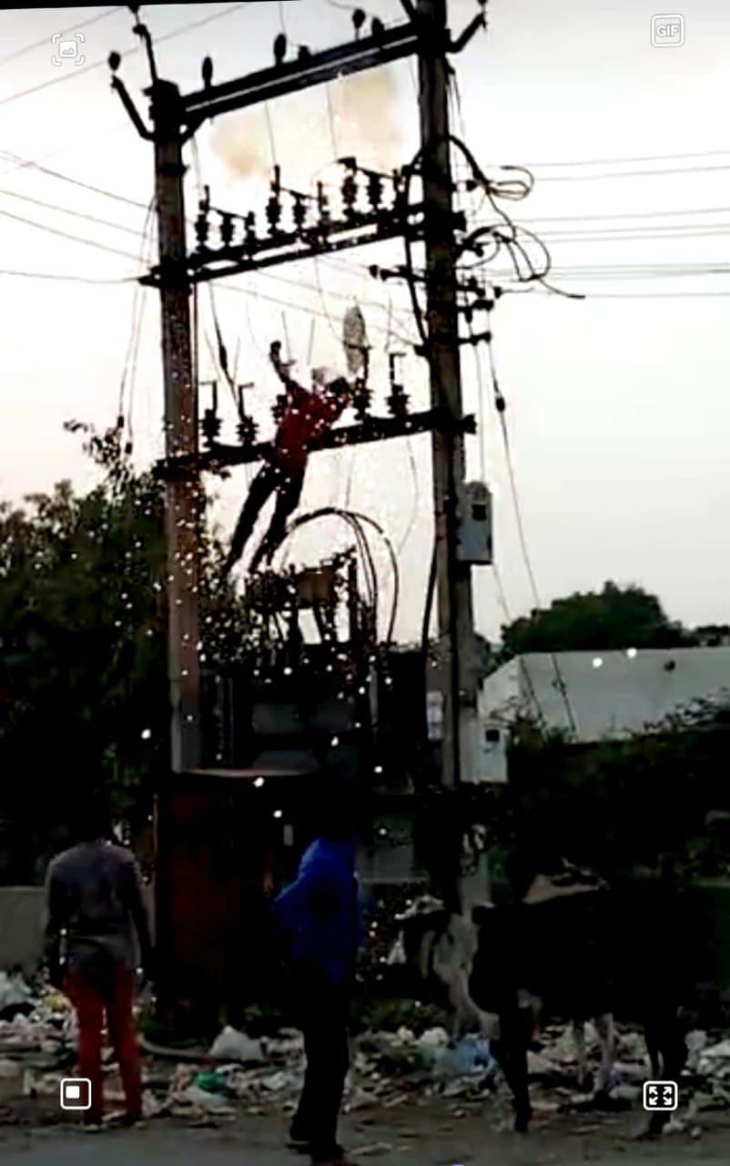 Quarrel in the house and climbed on the transformer, then fell 15 feet below the current at bhilwara
