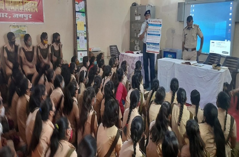 सडक दुर्घटनाओं की रोकथाम और यातायात नियमों की जागरूकता के लिए चलाया अभियान