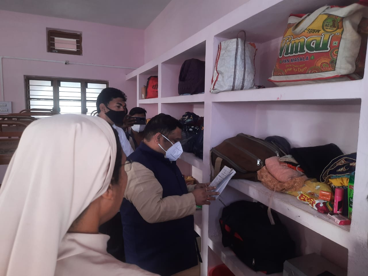 छात्रावास में मिली खमियां, दिए जांच के आदेश