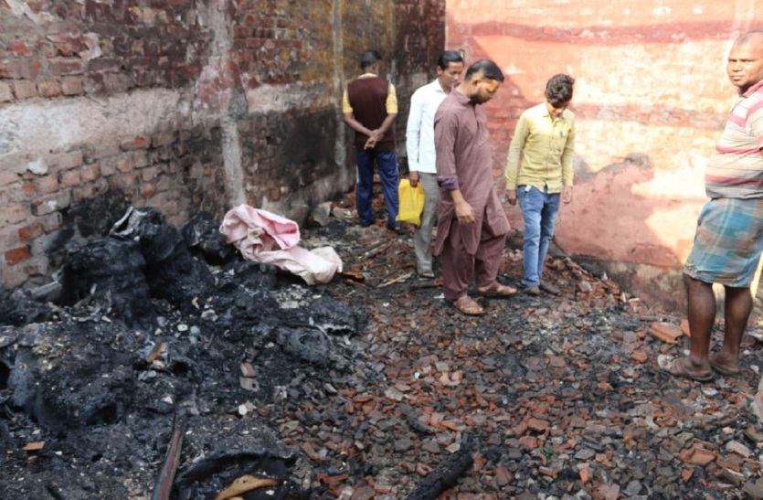 टेंगरा इलाके के एक गोदाम में लगी आग के बाद का दृश्य।  