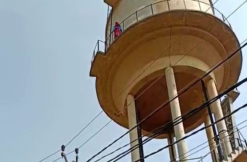 प्रशासन गांवों के संग अभियान के बीच आत्महत्या का प्रयास, पानी की टंकी पर चढ़ी महिला