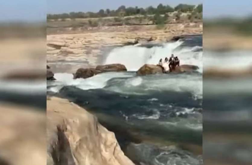 प्री-वेडिंग शूटिंग के चक्कर में सैलाब में फंसा कपल