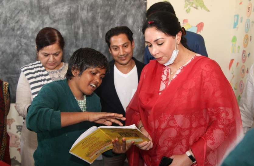 सांसद दीया कुमारी पहुंची जामडोली, विशेष बच्चों ने गाया गाना और डांस भी किया सांसद दीया कुमारी पहुंची जामडोली, विशेष बच्चों ने गाया गाना और डांस भी किया