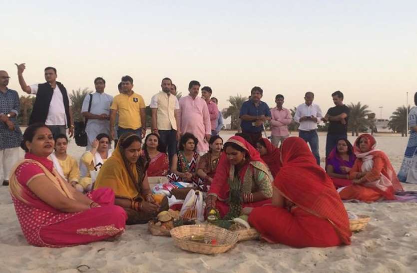 delhi despite ban devotees perform chhath puja at ghats of yamuna Chhath Puja 2021: प्रतिबंध के बावजूद दिल्ली में यमुना के घाटों पर हुई छठ पूजा, मनोज तिवारी भी हुए शामिल