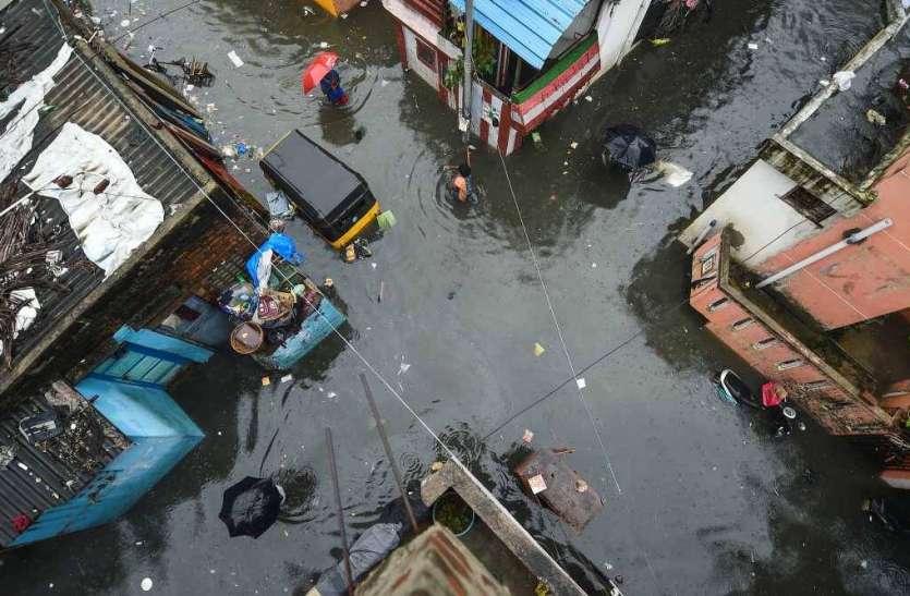 Chennai Rain: भारी बारिश से पानी-पानी हुई चेन्नई, सड़कों पर चल रही नावें, अब तक 16 की मौत