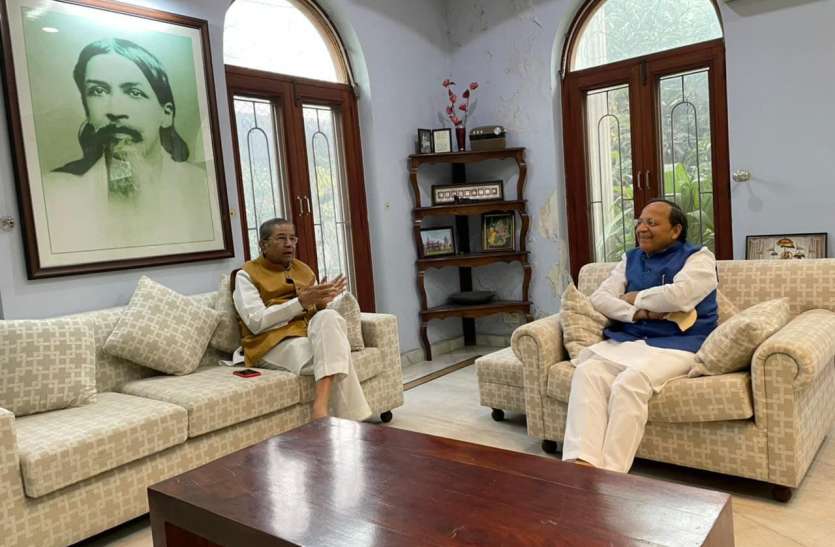 वरिष्ठ नेताओं से नजदीकियां बढ़ा रहे हैं अरुण सिंह, तिवाड़ी सहित कई नेताओं से की मुलाकात वरिष्ठ नेताओं से नजदीकियां बढ़ा रहे हैं अरुण सिंह, तिवाड़ी सहित कई नेताओं से की मुलाकात