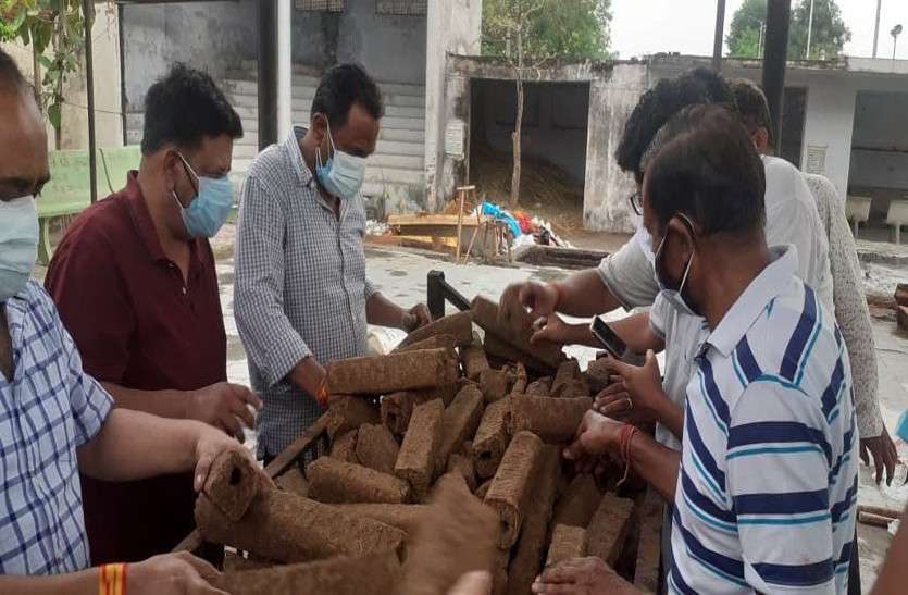 जलवायु परिवर्तन के खिलाफ जयपुर का गोमय परिवार, गोकाष्ठ से किए 250 से अधिक अंतिम संस्कार जलवायु परिवर्तन के खिलाफ जयपुर का गोमय परिवार, गोकाष्ठ से किए 250 से अधिक अंतिम संस्कार