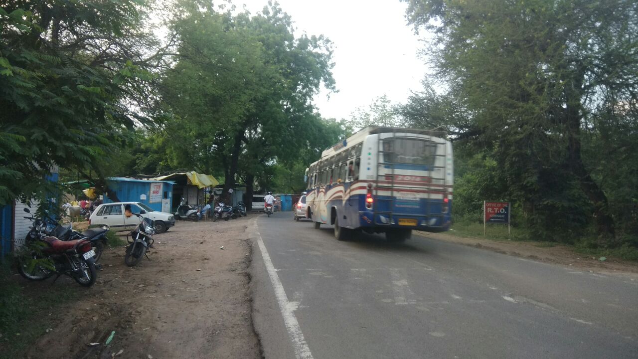 आम जनों को दो दिन यात्रा के लिए होना पड़ रहा परेशान, टैक्सियों के महंगे किराए की मजबूरी