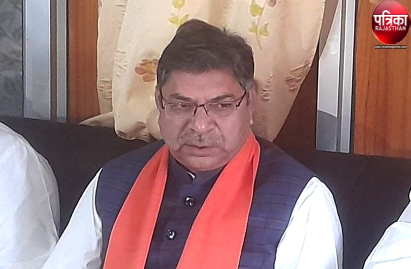 प्रदेश में प्रशासन रिश्तेदारों के संग अभियान : पूनिया