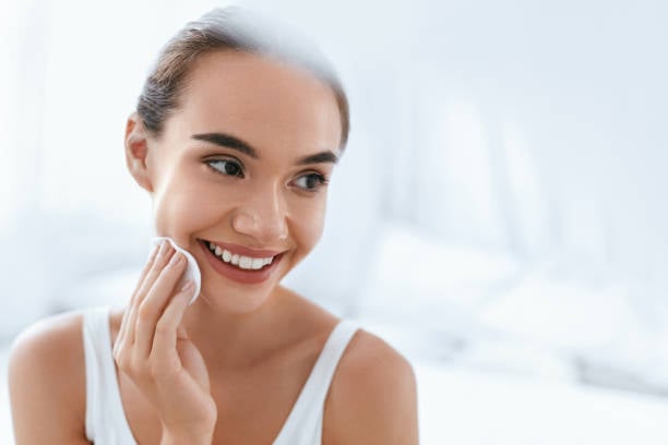 Home Remedies to Remove Makeup: स्किन से मेकअप हटाने के लिए अपनाएं ये घरेलू उपाय 